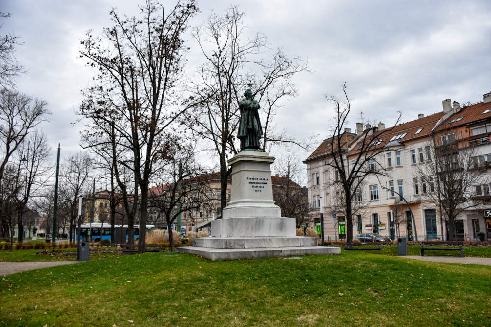 Spomenik Andrašu Dugoniču na istoimenom trgu u Segedinu