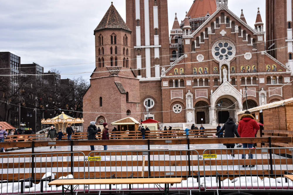 Klizalište na Trgu Dom ispred Zavetne crkve u Segedinu povodom božićnog marketa