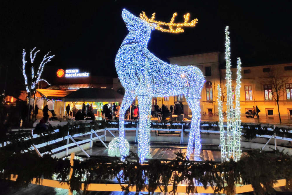 Veliki svetleći irvas na trgu Dugonič u Segedinu u večernjim satima, božićna atmosfera