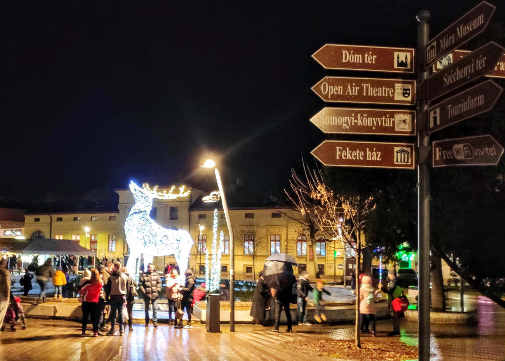 Trg Dugonič u Segedinu u večernjim satima sa svetlećim irvasom i božićni market